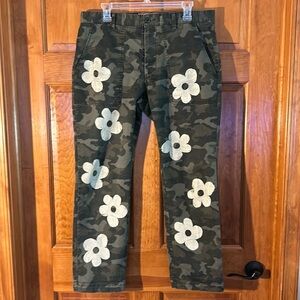 Chantal Galipeau Studio Women’s Size  Camo Flower Power Pants 34x30-EUC  CUTE